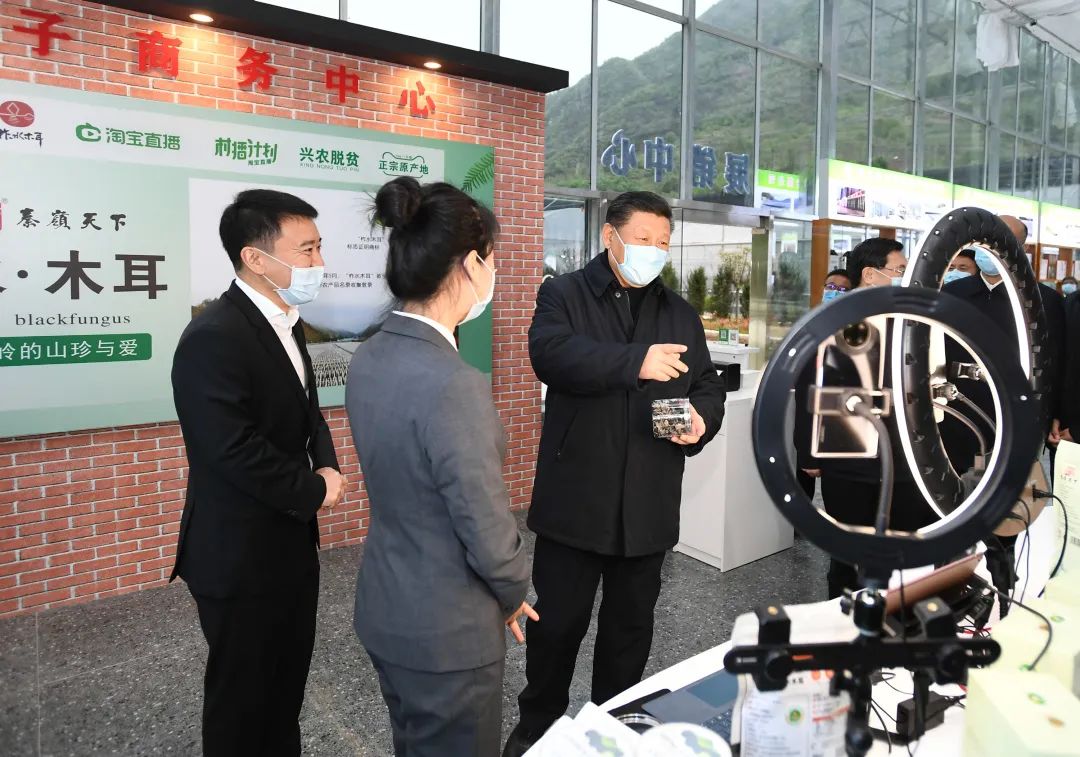 2020年4月20日，習近平在商洛市柞水縣小嶺鎮(zhèn)金米村培訓中心，了解該村發(fā)展木耳產(chǎn)業(yè)情況。新華社記者 謝環(huán)馳 攝