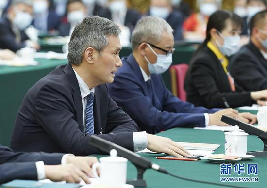  5月24日，全國(guó)人大代表羅杰（左一）參加湖北代表團(tuán)的審議并發(fā)言。新華社記者 黃敬文 攝