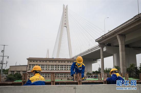  4月30日，來自中鐵七局的建設(shè)者在武漢武九北綜合管廊工程施工現(xiàn)場(chǎng)作業(yè)。新華社記者 肖藝九 攝