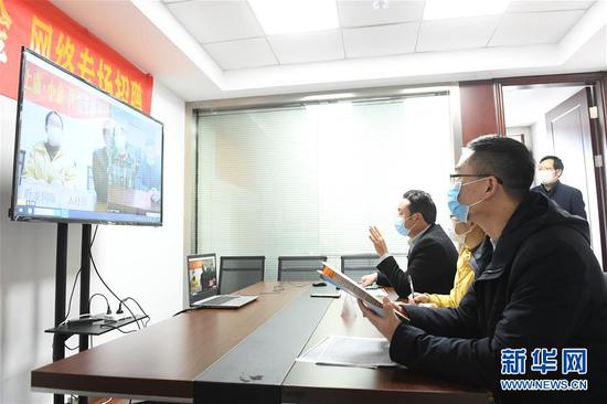  3月11日，在浙江省紹興市上虞區(qū)人社局，上虞區(qū)用人企業(yè)和四川省小金縣務(wù)工人員進(jìn)行網(wǎng)絡(luò)專場(chǎng)招聘。新華社記者 翁忻旸 攝