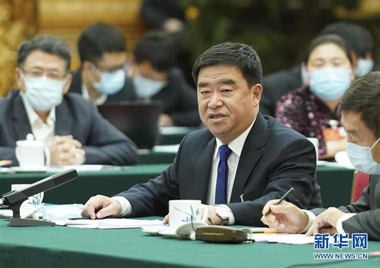 5月22日，全國(guó)人大代表薛志國(guó)參加內(nèi)蒙古代表團(tuán)的審議并發(fā)言。新華社記者 黃敬文 攝