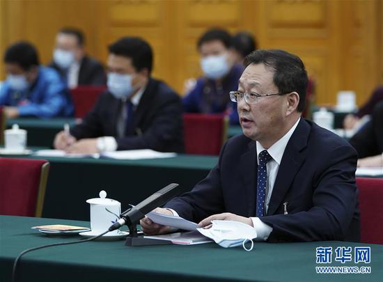 5月22日，全國(guó)人大代表霍照良參加內(nèi)蒙古代表團(tuán)的審議并發(fā)言。新華社記者 謝環(huán)馳 攝