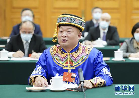  5月24日，全國(guó)人大代表宋慶禮參加湖北代表團(tuán)的審議并發(fā)言。新華社記者 黃敬文 攝